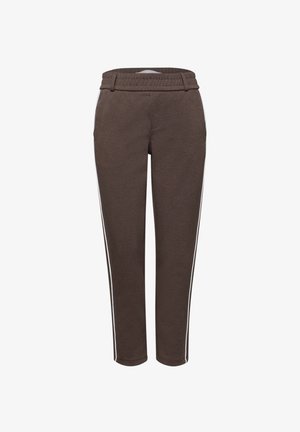 Brązowe spodnie o prostych nogawkach z białymi paskami po bokach, elastycznym paskiem w talii z pętlami na pasek oraz przednimi kieszeniami.