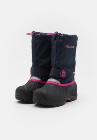 Černé a námořnické voděodolné boty s růžovými akcenty, strukturovanou gumovou podrážkou, šňůrkovým vrškem a nastavitelným popruhem. Značka viditelná na boku.
