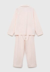 Ensemble de pyjama à rayures roses comprenant un haut à manches longues avec col et un pantalon assorti, offrant une coupe décontractée et un tissu doux et léger.