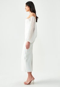 BWLDR BROWNE MIDI  - Laisvo kirpimo suknelė - white