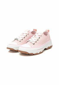 Zapatillas de lona rosa pálido con punteras y cordones de goma blanca, que cuentan con ojales metálicos y una suela de goma texturizada y gruesa.