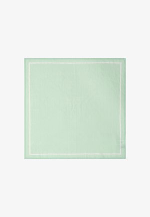 Lysegrønt rektangulært stof med en tynd hvid kant nær kanterne, lagt fladt på en hvid baggrund.
