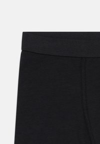 Boxer briefs pretos em algodão com uma cintura elástica suave e costuras planas. O tecido parece liso e elástico, projetado para conforto.
