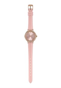 Montre ronde avec un bracelet en cuir rose, un boîtier en métal doré et un cadran rose clair doté de chiffres arabes et d'une lunette sertie de cristaux.