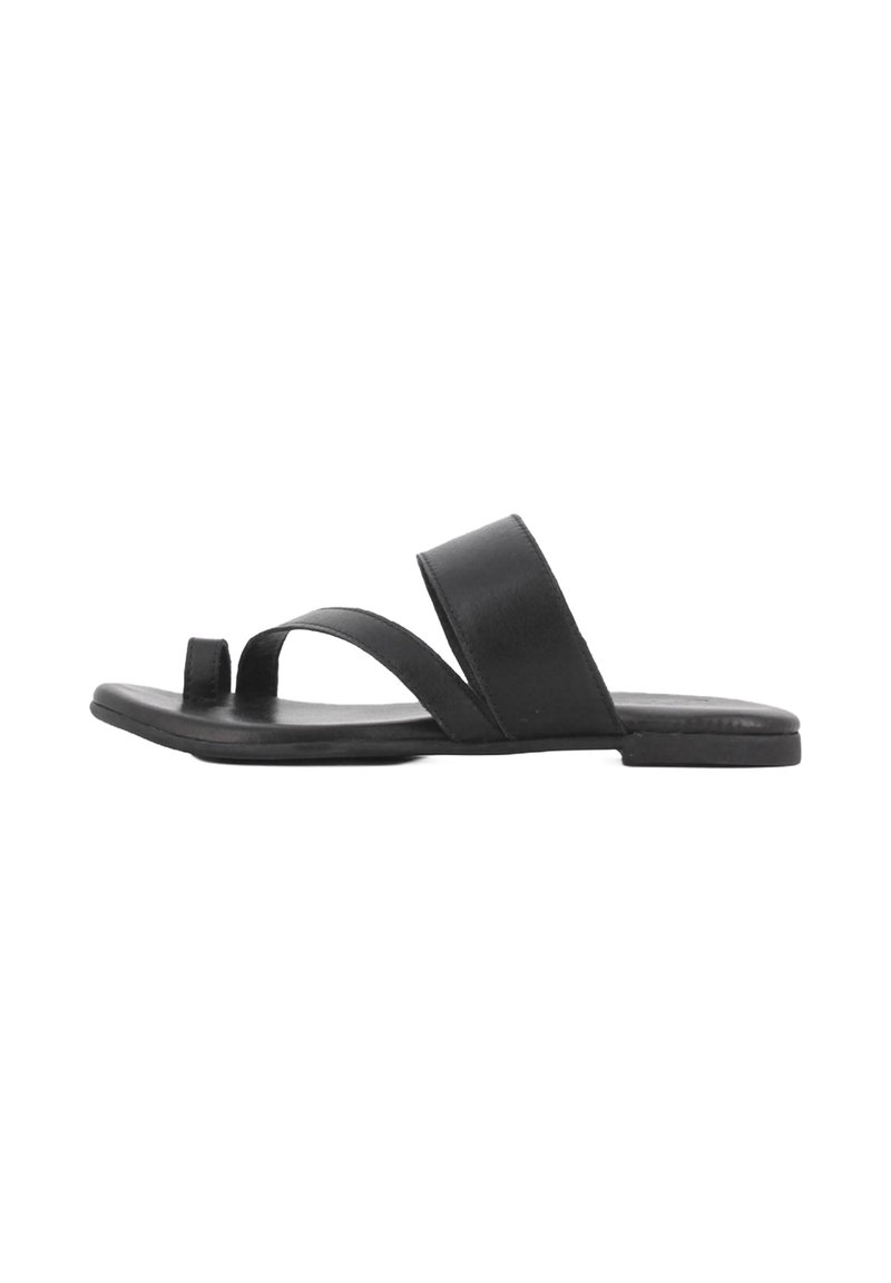 Sandalias de cuero negro tipo deslizante con dos tiras anchas y un lazo para el dedo del pie, con suela plana y acabado suave.
