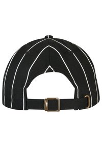 Musta baseball-lakki valkoisilla pystysuorilla raidoilla, kankaan tekstuuri, ja takana säädettävä hihna metallisoljella.