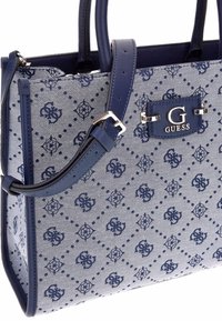 Borsa a tracolla blu con motivo, realizzata in tessuto e materiali sintetici; presenta doppi manici, una tracolla regolabile e un emblema logo argentato.