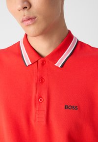 BOSS PADDY - Pólóing - open red