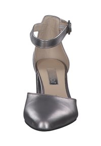 Stříbrná vysoká podpatková bota s páskem kolem kotníku a špičatým designem. Hladký metalický povrch, uzavřená špička a minimalistické detaily.