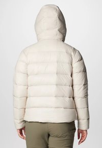 Lichtbeige gewatteerde jas met een capuchon, met geblokte secties en een gladde textuur. Het ontwerp heeft een iets cropped pasvorm en elastische manchetten.