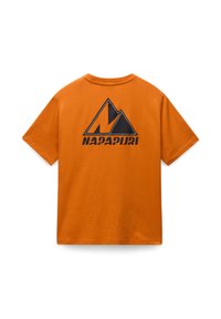 Orange bomulds T-shirt med et sort og gråt bjerglogo og teksten "NAPAPIURI". Casual design med korte ærmer og rund halsudskæring.