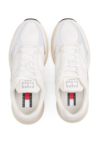 Białe i jasnoniebieskie sneakersy z siateczkową i skórzaną cholewką, teksturowanymi akcentami, płaskimi sznurówkami oraz beżową gumową podeszwą. Widoczna metka z logo wewnątrz.