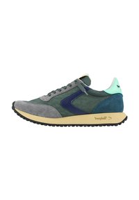 Zapatilla con un upper de ante verde y gris, acentos azules, cordones grises y un contrafuerte en color verde menta; presenta una suela de goma negra texturizada.