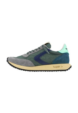 Sneaker con tomaia in suede verde e grigia, accenti blu, lacci grigi e un contraforte del tallone verde menta; presenta una suola in gomma nera testurizzata.