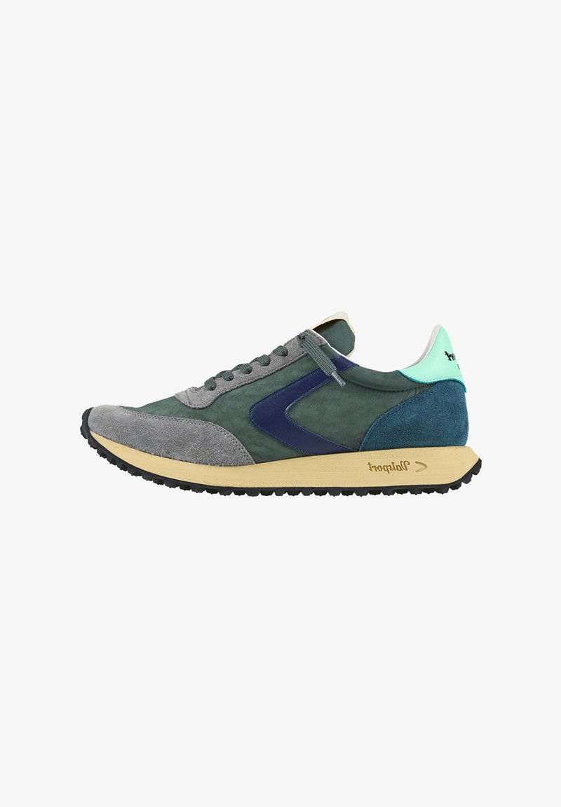 Zapatilla con un upper de ante verde y gris, acentos azules, cordones grises y un contrafuerte en color verde menta; presenta una suela de goma negra texturizada.