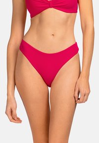 Różowy stanik bikini z detalem skręconym z przodu i pasującymi wysokim stanem majtkami bikini, wykonany z gładkiego, elastycznego materiału.