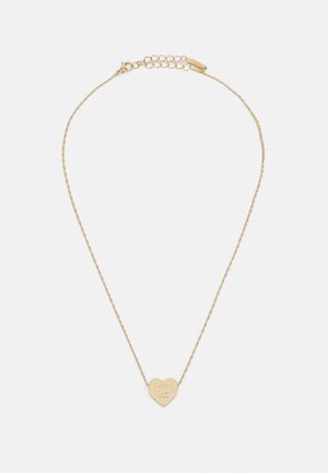 Collier avec pendentif en forme de cœur en or, équipé d'une chaîne torsadée, doté d'un texte gravé sur le cœur et d'un fermoir réglable pour adapter la taille.