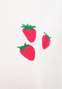 Λευκό ύφασμα με τρεις κόκκινες απεικονίσεις φράουλας με πράσινα φύλλα. Οι φράουλες διαφέρουν σε μέγεθος και λεπτομέρεια, δημιουργώντας ένα παιχνιδιάρικο σχέδιο.