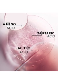 Tre gennemsigtige lyserøde petriskåle med bobler og mærkede kemiske navne: aminosyre, vinsyre, mælkesyre, med pipette på den nederste skål.