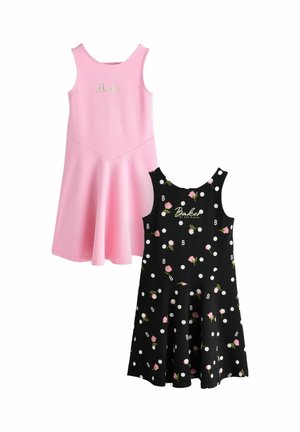 To ærmeløse kjoler: en ensfarvet pink med teksten "Baker", en sort med hvide polkaprikker, lyserøde roser og teksten "Baker by Ted Baker".