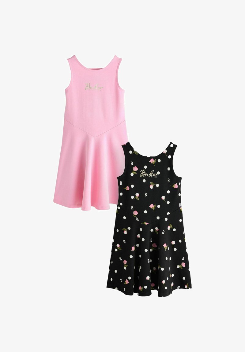 Zwei ärmellose Kleider: eines einfarbig pink mit dem Schriftzug „Baker“, eines schwarz mit weißen Punkten, pinken Rosen und dem Schriftzug „Baker by Ted Baker“.
