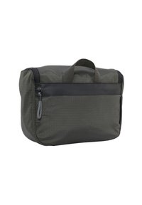 Borsa nera con cerniera realizzata in tessuto texture; presenta una maniglia, un pannello a contrasto e una tasca laterale con cerniera per ulteriore spazio di stoccaggio.