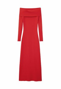 Robe rouge tricotée à épaules dénudées avec manches longues. Corsage ajusté s'évasant en une jupe évasée, présentant une texture côtelée.