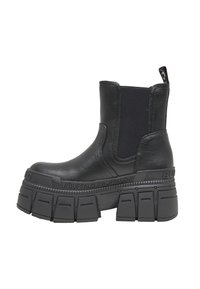 Bottines noires  à talon carré avec une plateforme épaisse, fabriquées en cuir lisse et panneaux en tissu élastique, dotées d'une semelle extérieure épaisse et texturée avec logo.