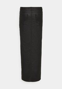 Svart denim maxikjol med rak silhuett, mittsöm och två bakfickor. Slät textur och synliga söm detaljer.