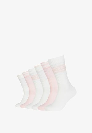 Vijf paar sokken in verschillende tinten wit en zachtroze. Ribbelstructuur, twee met lichte roze strepen aan de bovenkant.