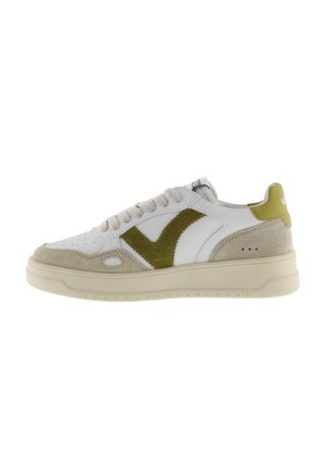 Sneaker con una toma superiore in pelle bianca, dettagli in suede verde oliva, sovrapposizioni in suede beige e una robusta suola in gomma color crema.