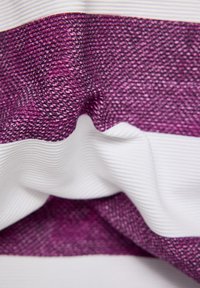 Texturiertes Gewebe mit wechselnden Streifen in tiefem Lila und Weiß, mit einem feinen Muster im lilafarbenen Bereich. Weich und leicht fallend.