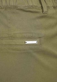 Non sélectionné, khaki