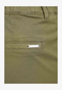 Sélectionné, khaki