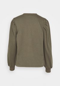 Top de manga larga verde oliva hecho de una tela suave, con hombros abullonados, escote redondo y puños ajustados. Textura suave en toda la prenda.