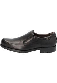 Zapato negro tipo slip-on hecho de piel suave. Presenta un diseño elegante con una puntera ligeramente afilada y costuras mínimas. Suela de goma.