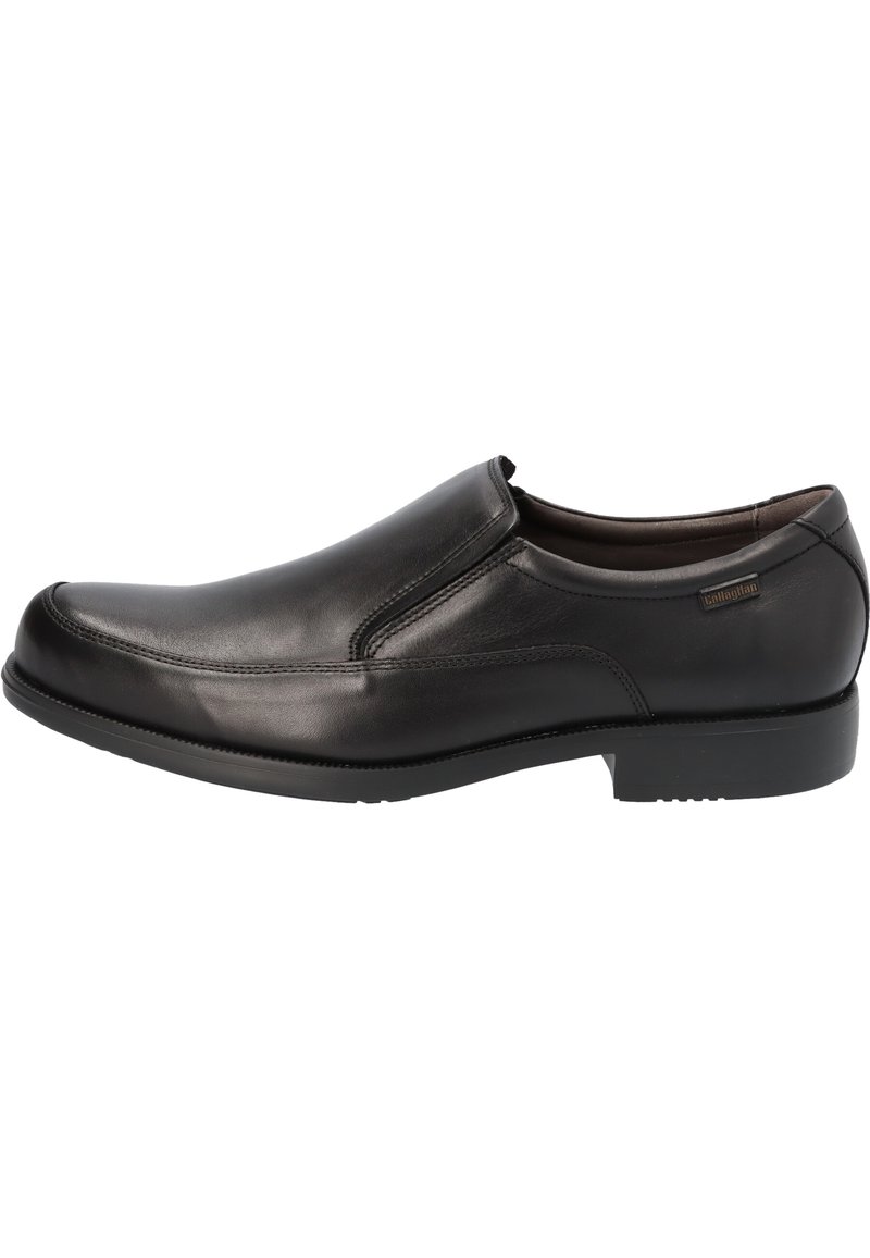 Zapato negro tipo slip-on hecho de piel suave. Presenta un diseño elegante con una puntera ligeramente afilada y costuras mínimas. Suela de goma.