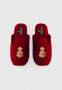 Κόκκινα, βελούδινα παντόφλες με στρογγυλό σχέδιο και ανοιχτή φτέρνα, χρυσά κεντημένα λογότυπα και λεπτομέρειες με στέμμα στην μπροστινή πάνελ. Μαλακή υφή.