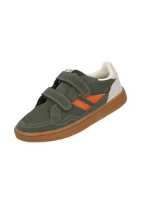 Zapatillas de ante verde con detalles en naranja y correas de velcro, que presentan una suela de goma marrón y un detalle de puntera perforada.