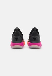 Scarpe da ginnastica nere con accenti rosa, caratterizzate da una tomaia in rete traspirante, suola ammortizzata e dettaglio del logo sul tallone.