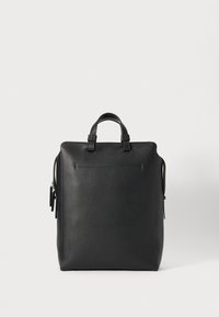 Zaino in pelle nera con due manici superiori, una texture liscia, forma rettangolare e una tasca laterale con zip per lo stoccaggio.