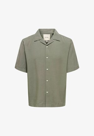 Kurzärmliges, olivgrünes Hemd mit durchgehender Knopfleiste, Camp-Kragen, fünf weißen Knöpfen und sichtbarem Markenlabel im Halsausschnitt.