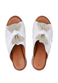 Witte instap schoenen met een geknoopt ontwerp en een textuur beige strikdetail, met een lichtbruine binnenzool en een flexibele zool.