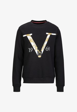 Schwarzer Sweatshirt mit einem großen weißen „V“ mit goldenen Akzenten, dem Jahr "1969" darunter und kontrastierenden gestreiften Details am Halsausschnitt.