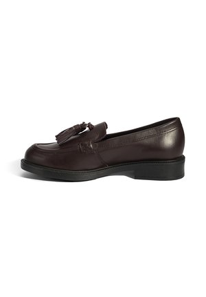 Mocassins en cuir bordeaux au design épuré, ornés d'un accent de frange à l'avant et d'un petit talon en caoutchouc noir.