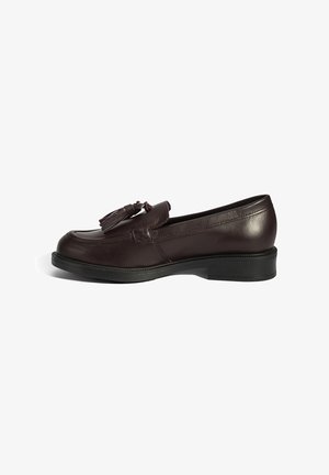 Mocassins en cuir bordeaux au design épuré, ornés d'un accent de frange à l'avant et d'un petit talon en caoutchouc noir.