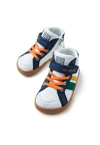 Zapatillas altas blancas y marino con cordones naranjas, correa de Velcro y suelas de goma. Presentan rayas verdes y amarillas en el costado.