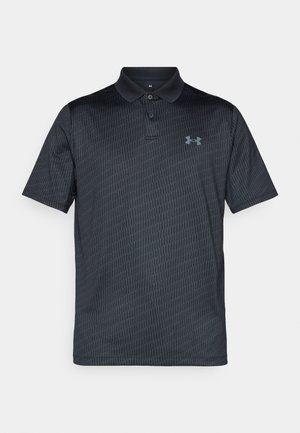 Sötétszürke pólóing sima anyagból, diszkrét geometriai mintával, gallérral és kék logóval a bal mellen.