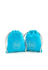 Deux sacs à cordon en tissu turquoise avec une texture lisse et des accents en cordon argenté, présentant un logo circulaire avec l'inscription "Elli by Julie & Grace."