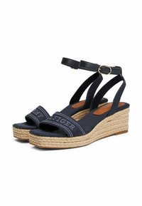 Sandali con tacco in espadrille, con tomaia in tela blu, fasce larghe, suola intermedia in juta stile espadrille e cinturino alla caviglia regolabile con fibbia dorata.